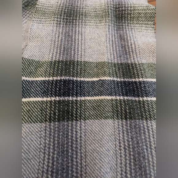 - All wool scarf. Made in Scotland for Eaton's of Canada. Fringed. Green T… - Picture 4 of 9